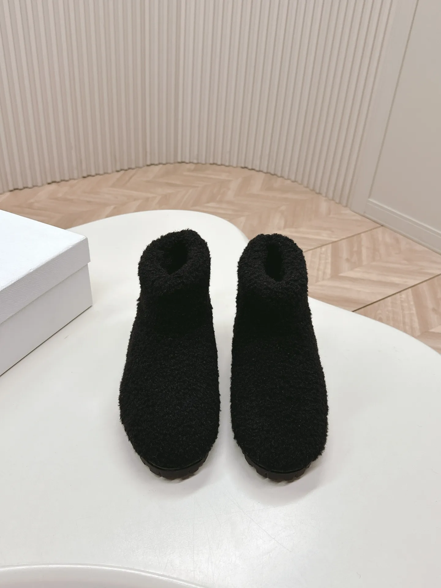 👟👟Ex-factory price 560👟👟 Prada prada24 autumn and winter furry short boots snow boots． The classic triangle buckle is comfortable, cute, cute, fashionable, elegant and versatile. The wool is comfortable and soft, awakening the warmth of autumn and winter. Let you walk comfortably from morning to night. You can easily manage the changing seasons. Wool, original outsole! 35-40 yards